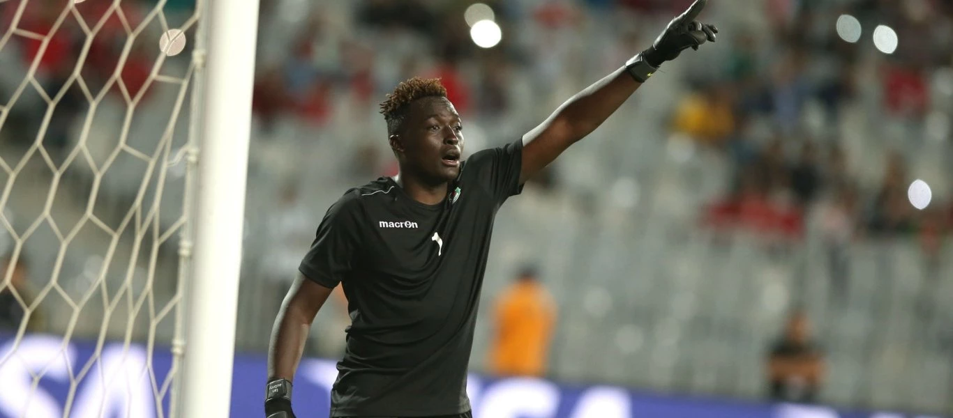 Επικός προπονητής τερματοφυλάκων στη Ζάμπια τιμωρήθηκε επειδή ούρησε στο τέρμα (βίντεο)